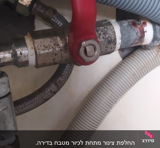ברז אדום עם צינורות אפורים ומחברים